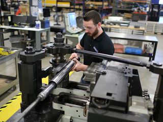 Technique tube bending operator