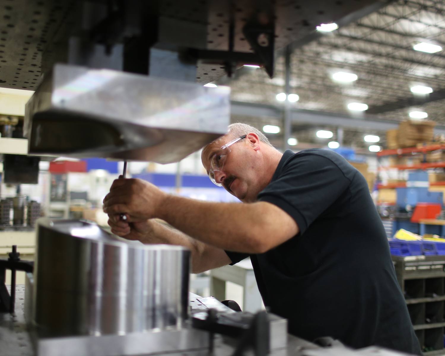 Technique machinist setting a die in a press